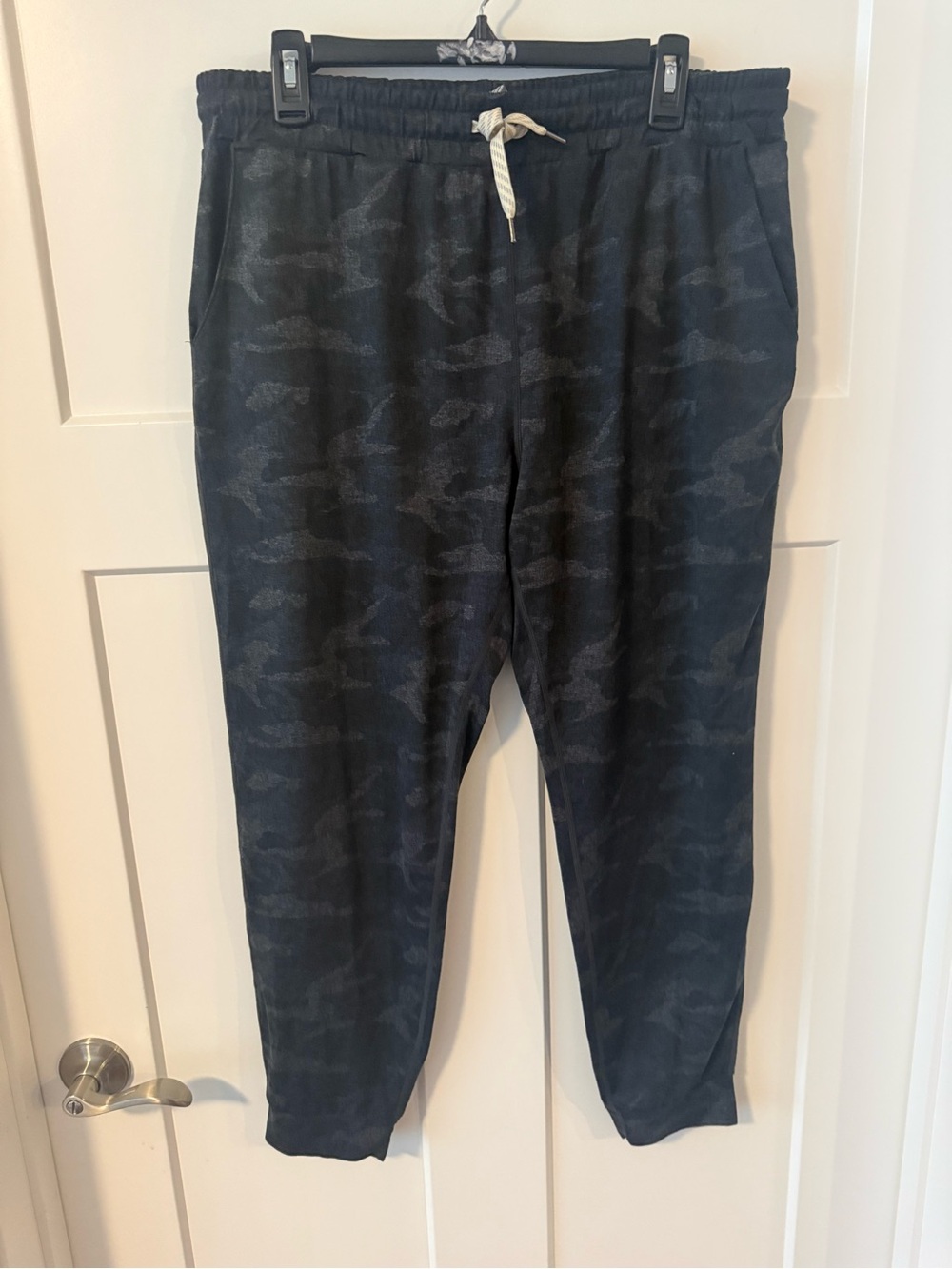 Vuori women's halo performance  joggers size large NWOT size large